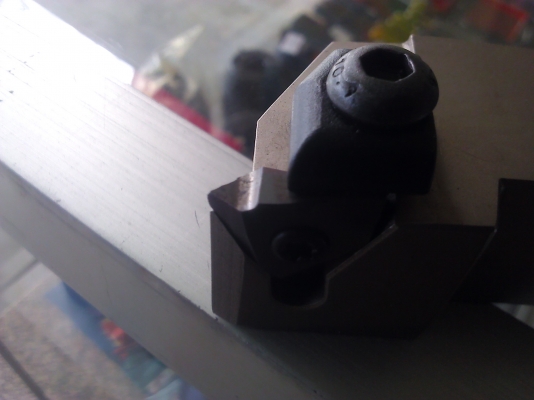 ด้านมีดกลึงเกลียว แบบเปลี่ยนเม็คมีดได้ ขนาด20และ25 มม.พร้อมมีดกลึงเกลี่ยวตั้งแบบยึดเม็ดมีด