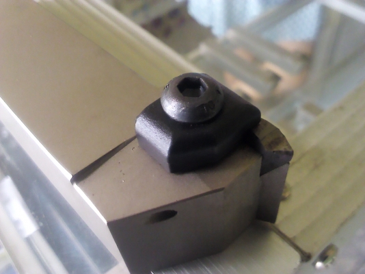 ด้านมีดกลึงเกลียว แบบเปลี่ยนเม็คมีดได้ ขนาด20และ25 มม.พร้อมมีดกลึงเกลี่ยวตั้งแบบยึดเม็ดมีด