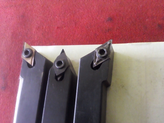 ด้านมีดกลึ่งขนาด15 มม.พร้อมมีดกลึงปอกผึวแบบยึดเม็ดมีด สามารถถอดเปลี่ยนเม็ดมีดได้ง่ายๆ