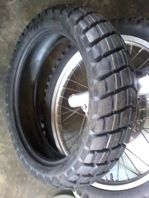 ขายยางใหม่ 140/80/17 ยี่ห้อ RUBBER ราคาเส้นละ 1500 บาทเท่านั้นครับ