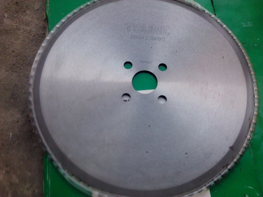ใบเลื่อยวงเดือนใหม่ๆ 285 มม. ยี่ห้อ TSUNE เป็นใบใหม่ยังไม่ได้ใช้ตัดได้ทุกอย่าง  ไม้ อลู พลาสติก สแตนเลสสภาพใหม่