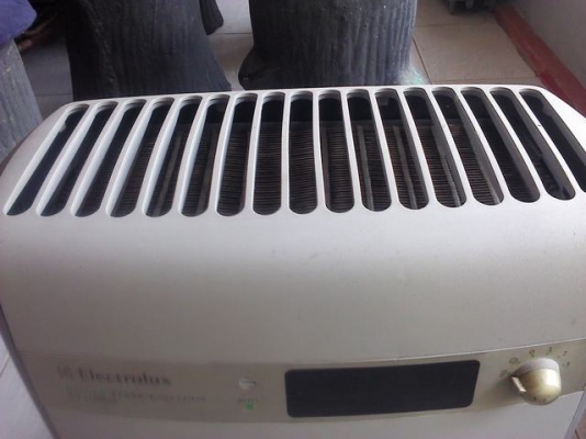 ช่วยลดภาวะอากาศเป็นพิษและฝุ่นละออง เครื่องฟอกอากาศ Electrolux  รุ่น oxygen Z7040ผลิตในสวีเดน มีตะแกงไฟฟ้าเพื่อผลิตโอโซนทำให้อากาศในห้องบริสุทธิ์