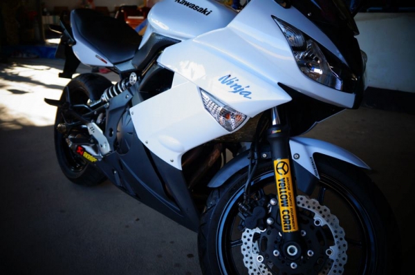 ขาย kawasaki ninja สีขาว ปี 2011-2012 ทะเบียน รถสวยราคาเบาๆ