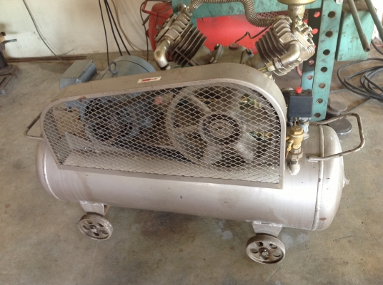 ขายเครื่องปั้มลมเก่าญี่ปุ่นยี่ห้อ Toshiba ขนาด 5 แรงพร้อมมอเตอร์ 3แรงไฟ 220 v  ถัง 150 ลิตรสภาพสวยพร้อมใช้งาน