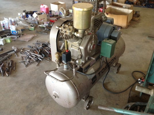 ขายเครื่องปั้มลมเก่าญี่ปุ่นยี่ห้อ Toshiba ขนาด 5 แรงพร้อมมอเตอร์ 3แรงไฟ 220 v  ถัง 150 ลิตรสภาพสวยพร้อมใช้งาน