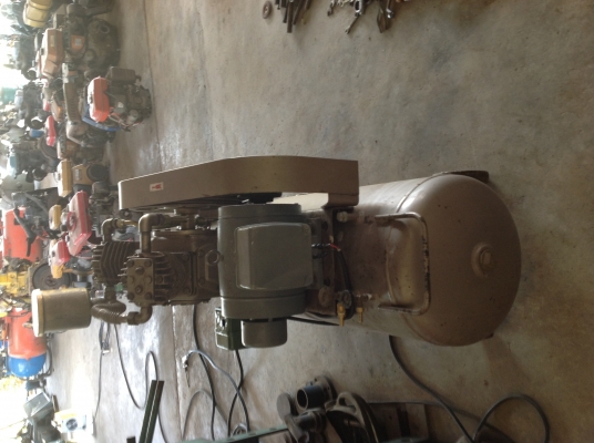 ขายเครื่องปั้มลมเก่าญี่ปุ่นยี่ห้อ Toshiba ขนาด 5 แรงพร้อมมอเตอร์ 3แรงไฟ 220 v  ถัง 150 ลิตรสภาพสวยพร้อมใช้งาน