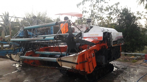 ขาย 150.000บาท รถเกี่ยว+พร้อมเทรนเลอร์ลาก Dc60-Plusปี52 เครื่องดีปั้มแรงช่วงล่างสวย