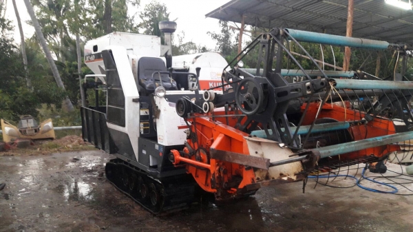 ขาย 150.000บาท รถเกี่ยว+พร้อมเทรนเลอร์ลาก Dc60-Plusปี52 เครื่องดีปั้มแรงช่วงล่างสวย