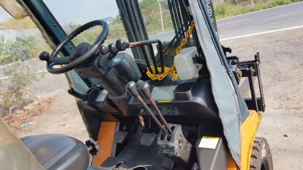 ขายด่วนรถยก TOYOTA 7FG18ยก1.8ตันถึง2ตันเสาสูง4เมตรยางตัน4เส้นงาหมูนได้รถนอกเพิ่งเข้ามายังไม่เคยใช้งานในเมืองไทยเลยย