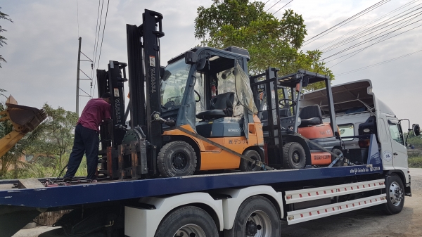 ขายด่วนรถยก TOYOTA 7FG18ยก1.8ตันถึง2ตันเสาสูง4เมตรยางตัน4เส้นงาหมูนได้รถนอกเพิ่งเข้ามายังไม่เคยใช้งานในเมืองไทยเลยย