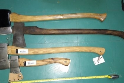 ขายขวานเสือ2ปอน HULT'S CELEBRATED AXES. MADE IN SWEDEN.