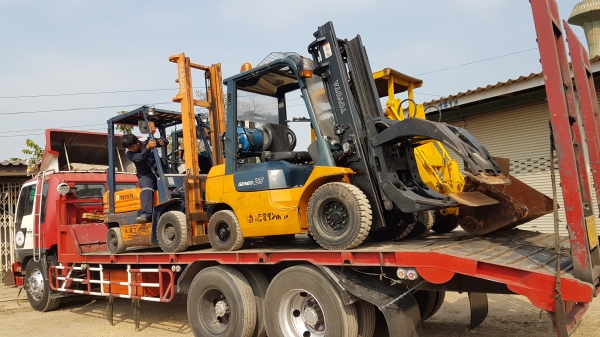 ขายด่วนรถยก TOYOTA 7FG25ยก2.5ตันเสาสูง3เมตรงาหนีบหมูนเกียออโต้รถนอกเพิ่งเข้ามายังไม่เคยใช้งานในเมืองไทยเลย ขายด่วนรถยก TOYOTA 7FG25ยก2.5ตันเสาสูง3เมตรงาหนีบหมูนเกียออโต้รถนอกเพิ่งเข้ามายังไม่เคยใช้งานในเมืองไทยเลย