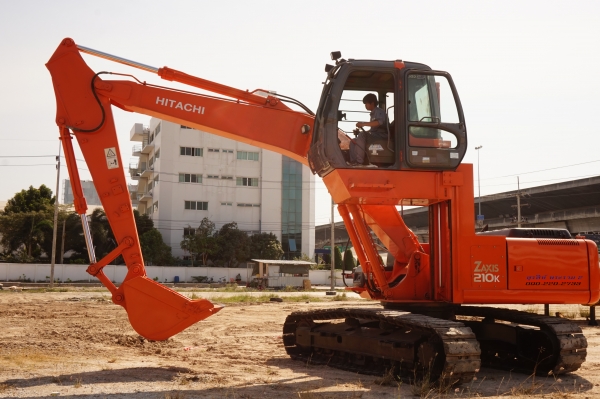 ขายรถแบคโฮ HITACHI ZX210K มือสองญี่ปุ่น สภาพดีมาก หัวเก๋งยกประดับได้ด้วยระบบไฮโดรลิค แทรคเหล็ก เกี๊ยยาง