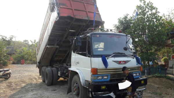 รถบรรทุก 10 ล้อ 2 เพลา HINO  ดั๊มพ์ ปี 45  รุ่นเอฟ  17   เครื่อง 205 แรง เทอร์โบ ราคา 495,000 บ.รถอยู่สระบุรี