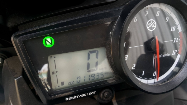 R15 2016 เทาเหลือง ลายใหม่ วิ่งน้อย พร้อมใช้งาน ไม่ล้มชนแปะครับ