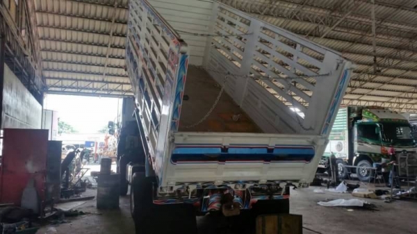 ขายรถสิบล้อดัมพ์ ISUZU 360 แรง ปี 57 กระบะดัมพ์เหล็ก มีระบบลากพ่วง พร้อมใช้งาน