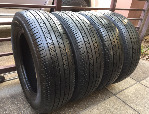 ยาง Dunlop 215 65 16 กลางปี15 ดอกเต็ม ไม่มีปะ ราคาไม่แพง