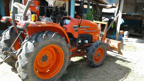 รถไถ 36 แรงปี  53 อุปกร 2 อย่าง   ซ. ม  1700   นิด ฯฯ มือเดียวป้ายแดง  ราคาเบาฯฯ  275000   บาท  วันทูคอล 098 668-3479 dtac 094 283-9369 สิทธิ์ คับ