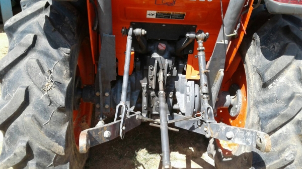 รถไถ 36 แรงปี  53 อุปกร 2 อย่าง   ซ. ม  1700   นิด ฯฯ มือเดียวป้ายแดง  ราคาเบาฯฯ  275000   บาท  วันทูคอล 098 668-3479 dtac 094 283-9369 สิทธิ์ คับ