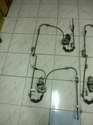 ขายชุดรางมอเตอร์กระจกไฟฟ้า BMW e30 4ประตู แท้ ราคาข้างละ900 โทร0924462525โส กทม ขายชุดรางมอเตอร์กระจกไฟฟ้า BMW e30 4ประตู แท้ ราคาข้างละ900 โทร0924462525โส กทม
