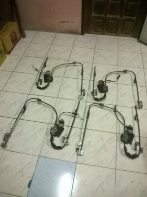 ขายชุดรางมอเตอร์กระจกไฟฟ้า BMW e30 4ประตู แท้ ราคาข้างละ900 โทร0924462525โส กทม