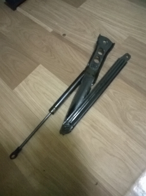 ขายชุดโช๊คฝากระโปรงหน้า E30 สภาพดี ชุดละ ราคา1000 โทร0924462525โส กทม