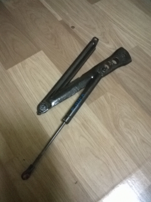 ขายชุดโช๊คฝากระโปรงหน้า E30 สภาพดี ชุดละ ราคา1000 โทร0924462525โส กทม