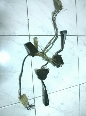 ขายก้านไฟเลี้ยว กับ ก้านปัดน้ำฝน e30 สภาพokไม่แตกหัก สายไฟครบ 1คู่ ราคา1000 โทร0924462525โส กทม