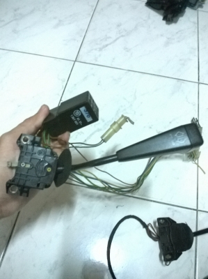 ขายก้านไฟเลี้ยว กับ ก้านปัดน้ำฝน e30 สภาพokไม่แตกหัก สายไฟครบ 1คู่ ราคา1000 โทร0924462525โส กทม