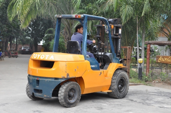 (ลดกระหน่ำ)!!ขายFORKLIFT TOTOTA รุ่น7FD40 งาสไลด์ ดีเซล(4ตัน) สวยเดิมจากญี่ปุ่น ยังไม่เคยใช้ในไทย 380,000เท่านั้น!!