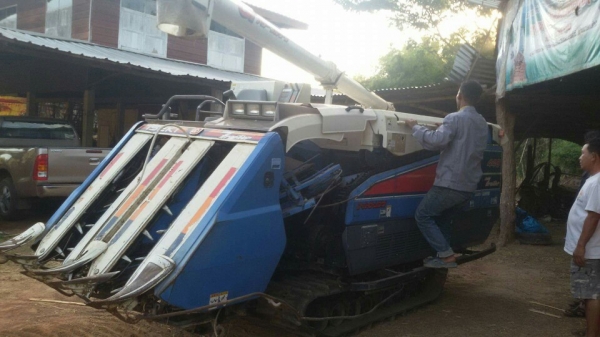 รถเกี่ยวข้าวอิซิกินำเข้าสภาพดีไฟฟ้าสมบูรณ์ยกตัวสูงได้เกี่ยวข้าวได้ปกติ