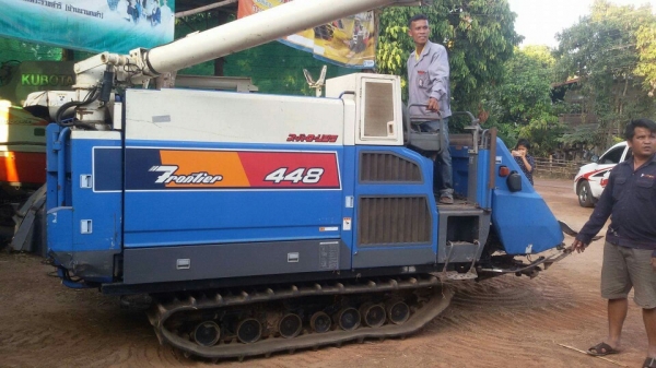 รถเกี่ยวข้าวอิซิกินำเข้าสภาพดีไฟฟ้าสมบูรณ์ยกตัวสูงได้เกี่ยวข้าวได้ปกติ