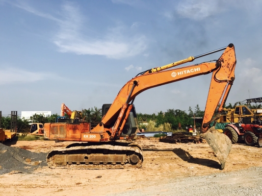 ขาย 395,000 HITACHI EX 200-1 เครื่องดี ปั้ม K3V  แรงเอวดี ช่วงล่างเต็ม รถพร้อมใช้งาน  รถอยู่ จ.สุพรรณบุรี 090-772-3710 090-772-3708