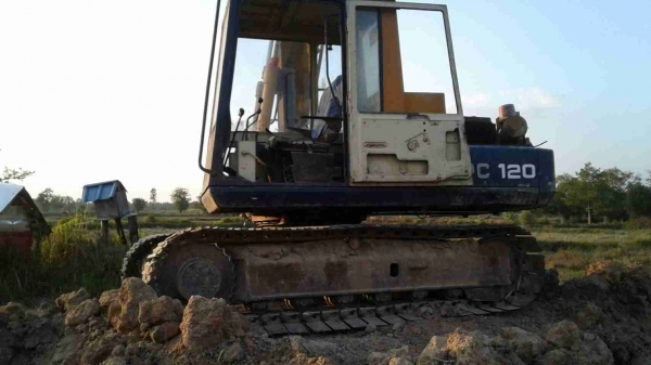 ขายด่วน KOMATSU PC100-3 สภาพพร้อมใช้งาน เครื่องปั้มเดิม โซ่ช่วงล่างสวย รถทำงานไม่โหลด เอกสารสัญญาซื้อขาย