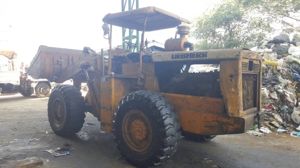 ขาย รถตัก LIEBHERR เอวอ่อน เกียร์ทอค ดิสค์เบรค เครื่อง 6BD1 165 แรงม้า รถใช้งานอยู่ประจำครับ