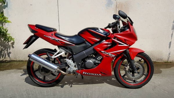 ขออนุญาตขาย HONDA CBR 150R รุ่นสุดท้าย TOP ล้อแม็กแท้ศูนย์ สตาร์ทมือ ลายไฟ ไมล์เหลือง โครงดำ ฟรีค่าโอน