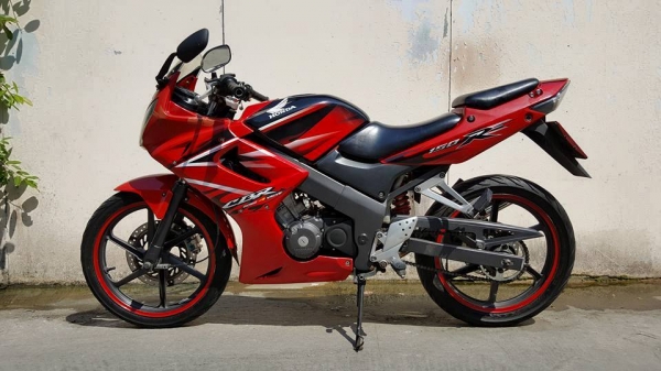ขออนุญาตขาย HONDA CBR 150R รุ่นสุดท้าย TOP ล้อแม็กแท้ศูนย์ สตาร์ทมือ ลายไฟ ไมล์เหลือง โครงดำ ฟรีค่าโอน