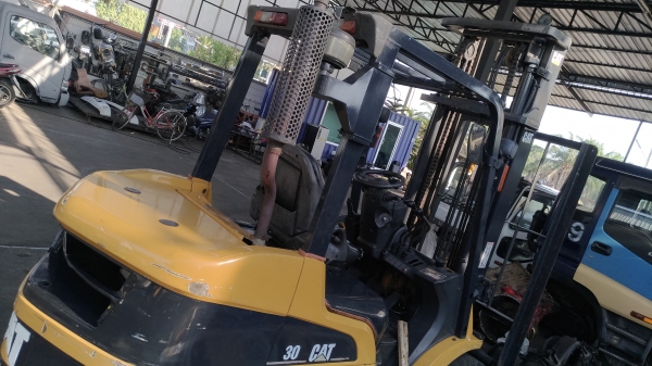 Folklift cat 3.0 t. สภาพสวย เสาสูง 4m. ดีเซล ยางตัน 4 ล้อ Folklift cat 3.0 t. สภาพสวย เสาสูง 4m. ดีเซล ยางตัน 4 ล้อ