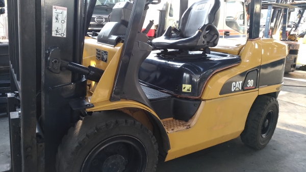 Folklift cat 3.0 t.  สภาพสวย เสาสูง 4m.  ดีเซล  ยางตัน 4 ล้อ