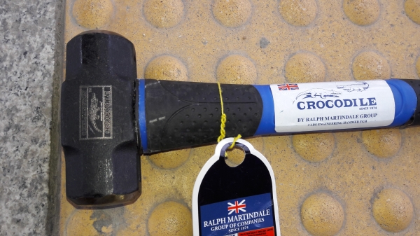 ขายค้อนปอนตราจระเข้อังกฤษ ขนาด2ปอนด้ามยางนุ่มมือเหมาะมือ