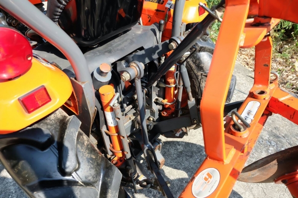 ขาย Kubota KRT 140 plus มีดันหน้า ผาน 3 ตราช้าง คาดเหล็ก ล้อเหล็กกันจม อุปกรณ์ครบ มีตัวยกตอนติดหล่ม ยางใหม่ หน้า - หลัง Hydrolic สมบูรณ์ สภาพสวย ขาย 115,000 บาท ติดต่อ ต้น 083 - 0963427