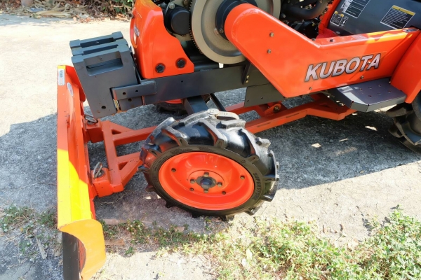 ขาย Kubota KRT 140 plus มีดันหน้า ผาน 3 ตราช้าง คาดเหล็ก ล้อเหล็กกันจม อุปกรณ์ครบ มีตัวยกตอนติดหล่ม ยางใหม่ หน้า - หลัง Hydrolic สมบูรณ์ สภาพสวย ขาย 115,000 บาท ติดต่อ ต้น 083 - 0963427