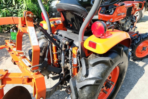 ขาย Kubota KRT 140 plus มีดันหน้า ผาน 3 ตราช้าง คาดเหล็ก ล้อเหล็กกันจม อุปกรณ์ครบ มีตัวยกตอนติดหล่ม ยางใหม่ หน้า - หลัง Hydrolic สมบูรณ์ สภาพสวย ขาย 115,000 บาท ติดต่อ ต้น 083 - 0963427