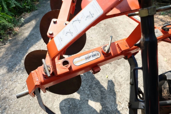 ขาย Kubota KRT 140 plus มีดันหน้า ผาน 3 ตราช้าง คาดเหล็ก ล้อเหล็กกันจม อุปกรณ์ครบ มีตัวยกตอนติดหล่ม ยางใหม่ หน้า - หลัง Hydrolic สมบูรณ์ สภาพสวย ขาย 115,000 บาท ติดต่อ ต้น 083 - 0963427