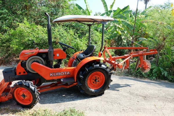 ขาย Kubota KRT 140 plus มีดันหน้า ผาน 3 ตราช้าง คาดเหล็ก ล้อเหล็กกันจม อุปกรณ์ครบ มีตัวยกตอนติดหล่ม ยางใหม่ หน้า - หลัง Hydrolic สมบูรณ์ สภาพสวย ขาย 115,000 บาท ติดต่อ ต้น 083 - 0963427