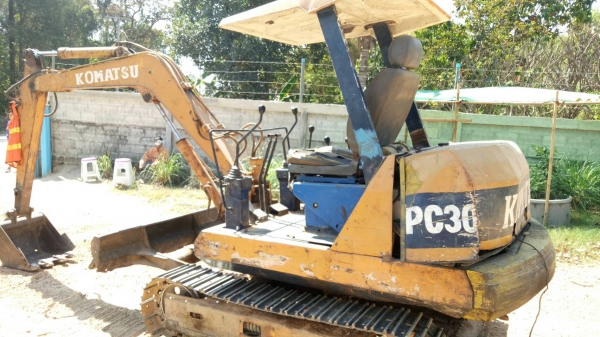 ขายด่วนรถแบคโฮ KOMATSU PC30-UU-5 สภาพสวย พร้อมใช้งาน