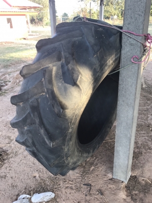 ขายยางรถไถมือส สภาพยังใช้ได้อีก ถอดจากฟอร์ดขนาด 18.4-30