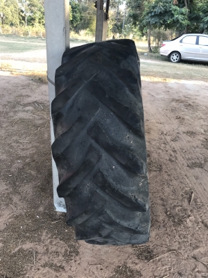 ขายยางรถไถมือส สภาพยังใช้ได้อีก ถอดจากฟอร์ดขนาด 18.4-30