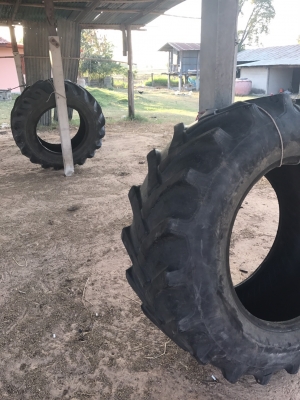 ขายยางรถไถมือส สภาพยังใช้ได้อีก ถอดจากฟอร์ดขนาด 18.4-30