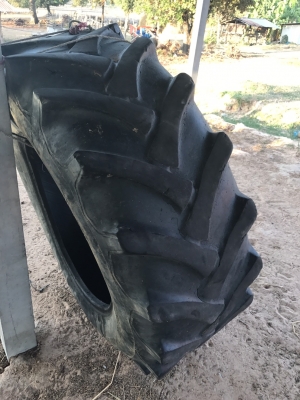 ขายยางรถไถมือส สภาพยังใช้ได้อีก ถอดจากฟอร์ดขนาด 18.4-30